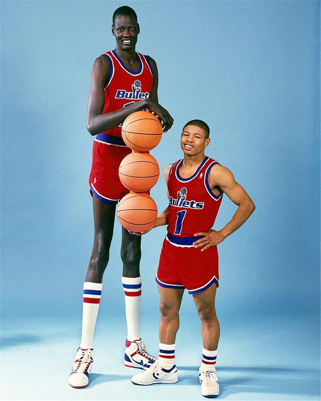 最高NBA身高是多少?聊聊那些高人一等的篮球巨人们 最高NBA身高是多少?聊聊那些高人一等的篮球巨人们