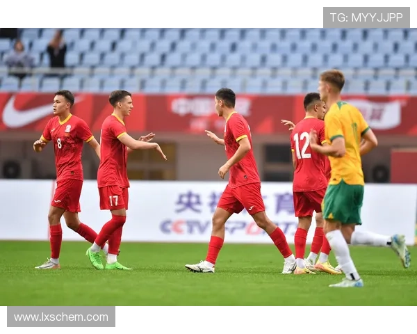 足球明星伤愈归来重返训练场展现强大斗志与拼搏精神