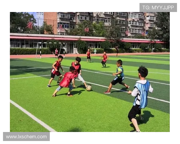 足球明星小身体照片女生展现青春活力与运动魅力的完美结合