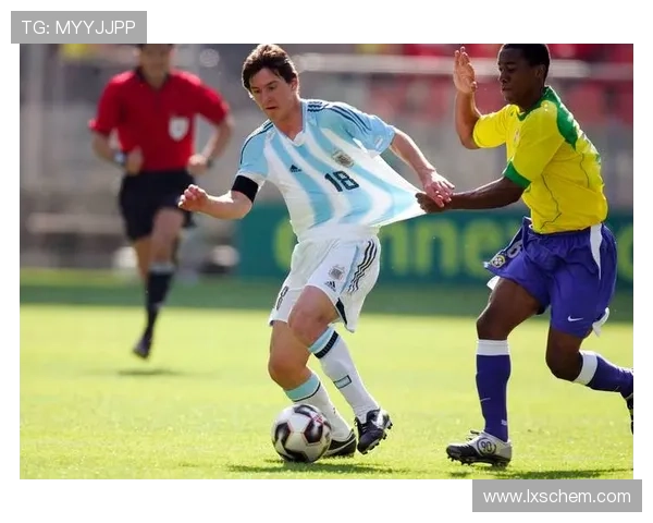 足球明星的强大脚踝力量与技术解析揭秘足球场上的绝对主宰 足球明星的强大脚踝力量与技术解析揭秘足球场上的绝对主宰