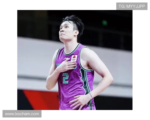 重庆篮球队以92分领跑精英赛积分榜展现强劲实力